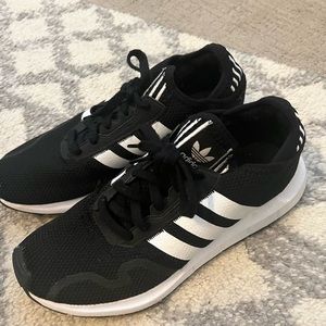 Men’s Adidas Size 8 athletic shoe